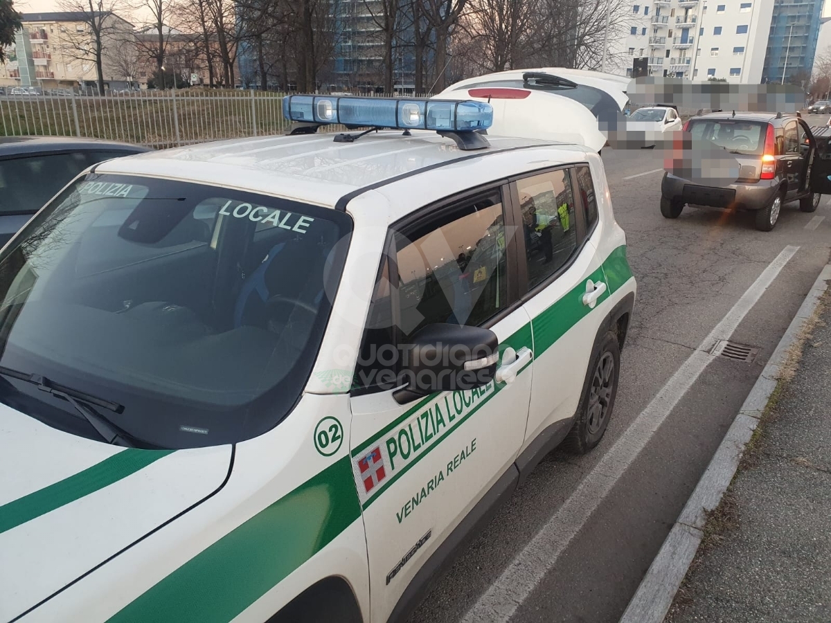 INCIDENTE A VENARIA - Entra contromano nel parcheggio e colpisce un'altra auto - FOTO