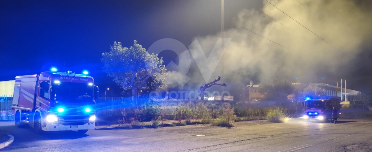 INCENDIO A VENARIA - Fiamme in un container dell'ecocentro: lungo lavoro per i Vigili del Fuoco - FOTO