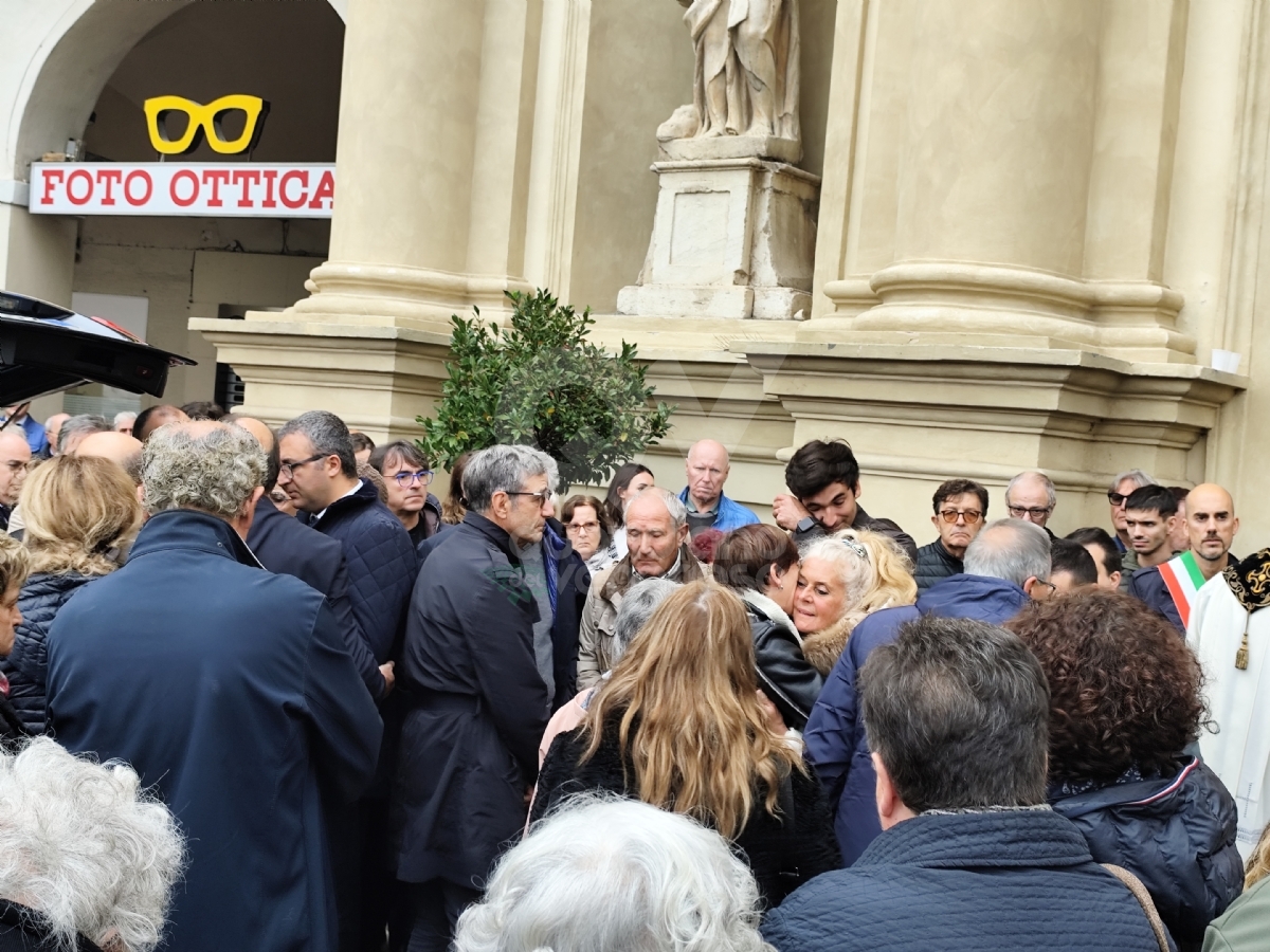 VENARIA - Una città intera ha detto addio a Giulia Manfrini: «Hai seguito i tuoi sogni. Ci mancherai» - FOTO E VIDEO