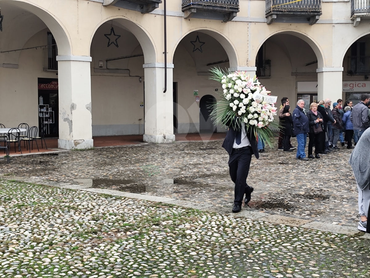 VENARIA - Una città intera ha detto addio a Giulia Manfrini: «Hai seguito i tuoi sogni. Ci mancherai» - FOTO E VIDEO