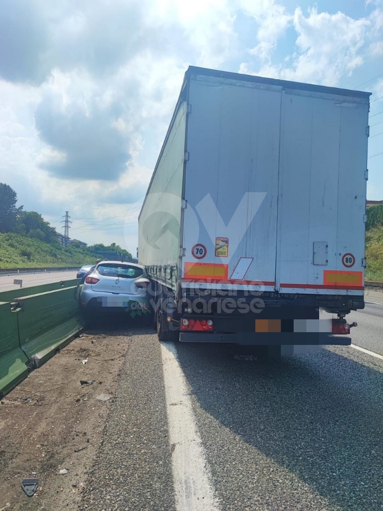 INCIDENTI IN TANGENZIALE A BORGARO, VENARIA, COLLEGNO E RIVOLI - Code, un'auto in fiamme e un ferito - FOTO