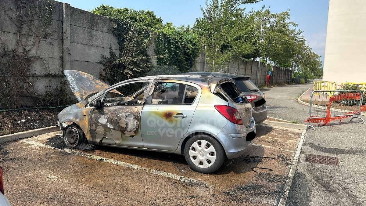 INCENDIO A VENARIA - Auto in fiamme nel parcheggio del Polo Sanitario: meccanico ustionato - FOTO