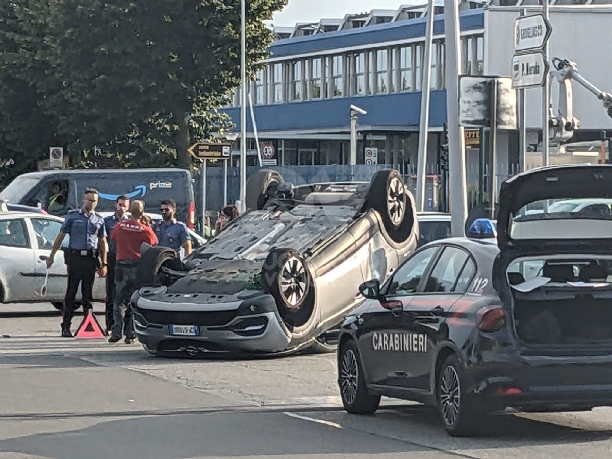 INCIDENTE A GRUGLIASCO - Scontro fra due auto, una si ribalta: due persone ferite