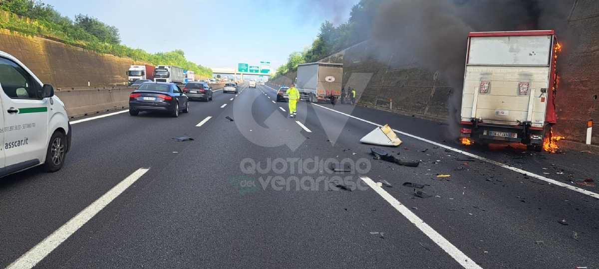 INCIDENTI IN TANGENZIALE - Diversi tamponamenti: furgone prende fuoco, grave conducente - FOTO