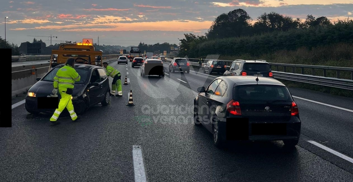 INCIDENTE IN TANGENZIALE A RIVOLI - Tir perde una ruota, tre auto la colpiscono: code e disagi - FOTO