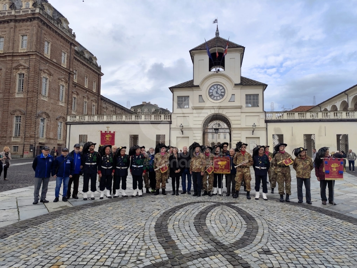 VENARIA - Concerto «inaspettato» della Fanfara dei Bersaglieri di Abbiategrasso dopo la gita in Reggia - FOTO E VIDEO