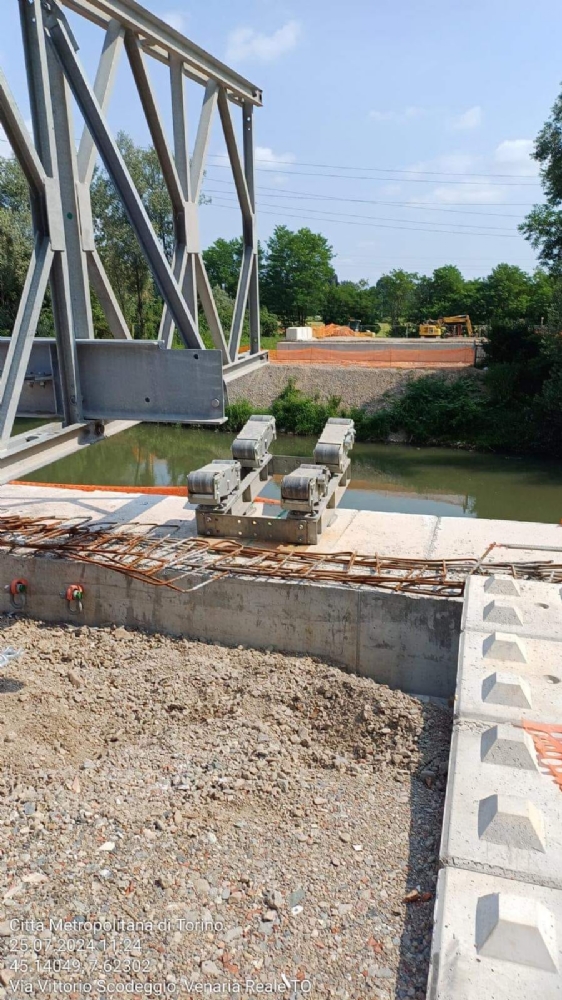 VENARIA - Posizionato il ponte provvisorio sul Ceronda in «sostituzione» del Castellamonte - FOTO