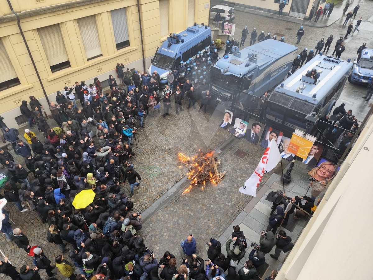 G7 A VENARIA - Manifestanti bruciano i volti dei capi di Stato e una bandiera americana - FOTO e VIDEO