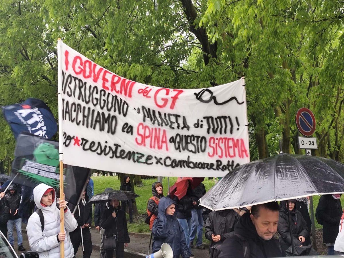 G7 A VENARIA - Corteo di protesta, manifestanti bloccano la tangenziale: caos e code - FOTO