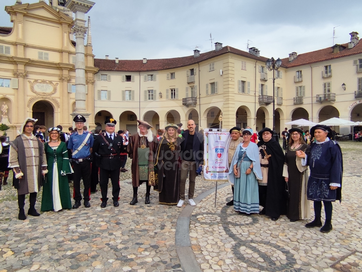 VENARIA - In centro la grande sfilata per i «Giochi Giovanili della Bandiera» - FOTO