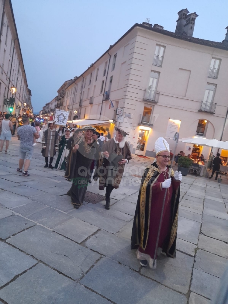 VENARIA - In centro la grande sfilata per i «Giochi Giovanili della Bandiera» - FOTO