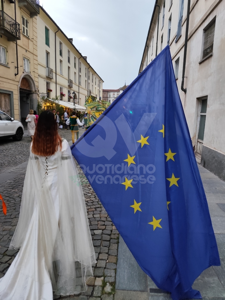 VENARIA - In centro la grande sfilata per i «Giochi Giovanili della Bandiera» - FOTO