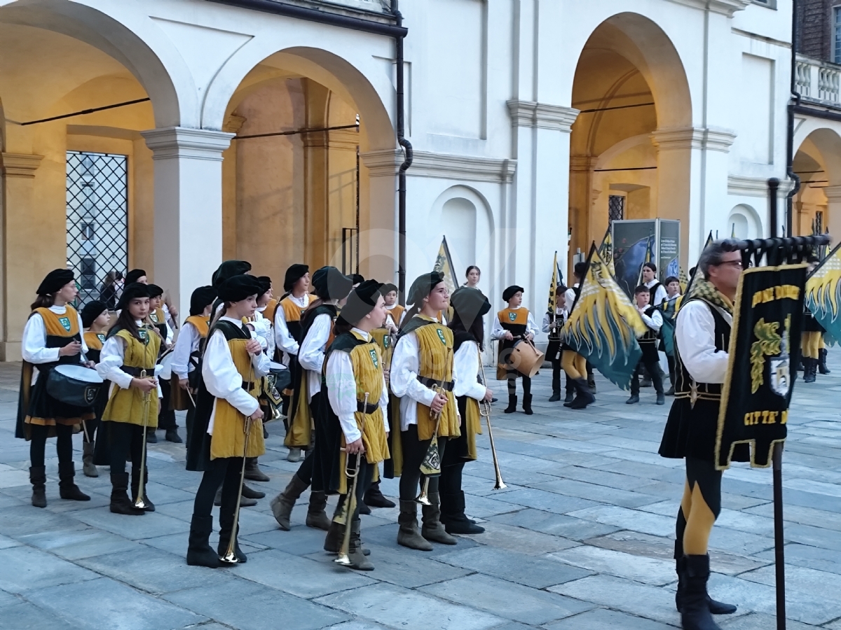 VENARIA - In centro la grande sfilata per i «Giochi Giovanili della Bandiera» - FOTO