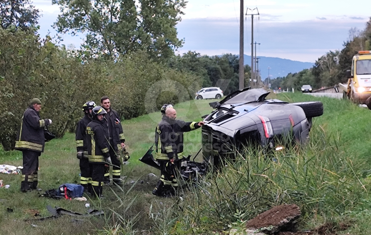 INCIDENTE A ROBASSOMERO - Auto finisce fuori strada: conducente ferito, cane morto - FOTO