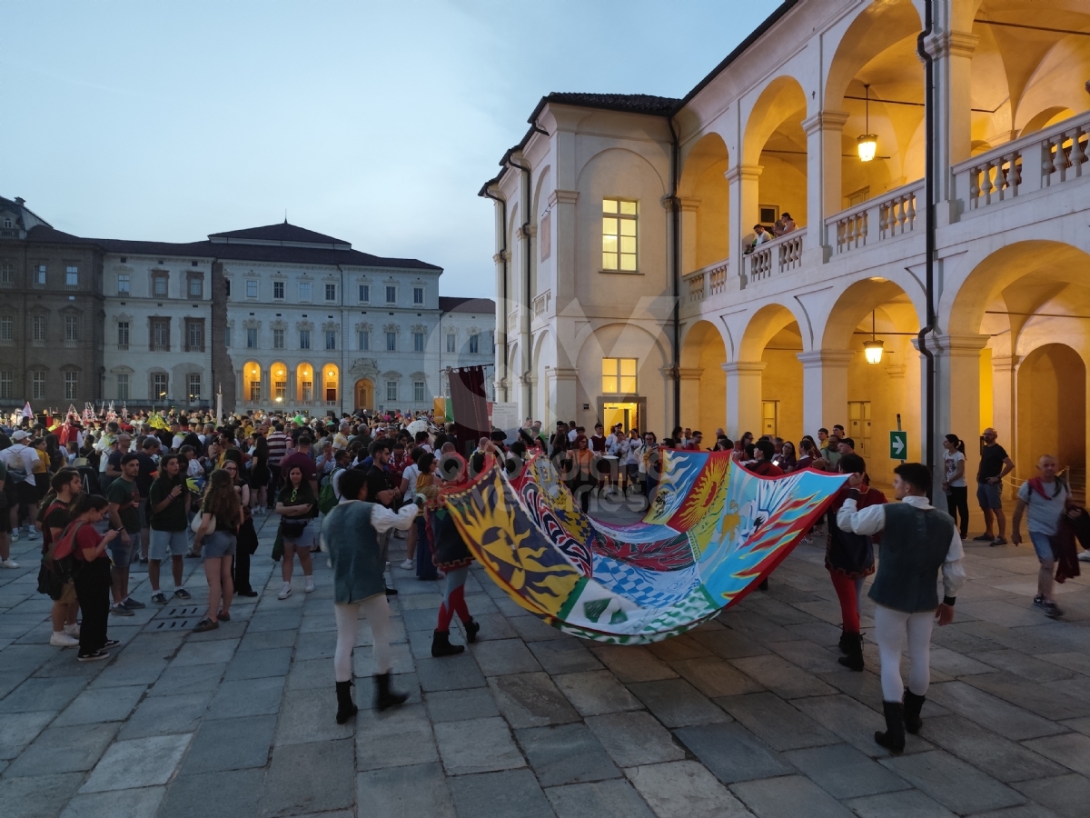 VENARIA - In centro la grande sfilata per i «Giochi Giovanili della Bandiera» - FOTO