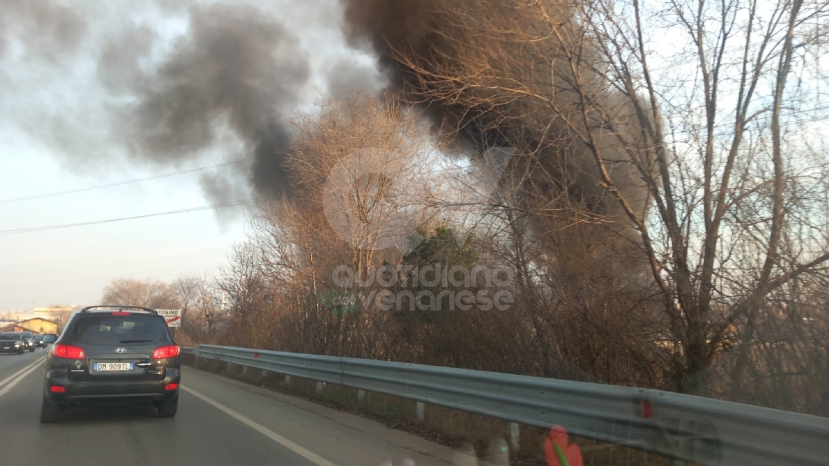 INCENDIO TRA TORINO, SAVONERA E VENARIA - A fuoco dei rifiuti: colonna di fumo visibile a distanza - FOTO