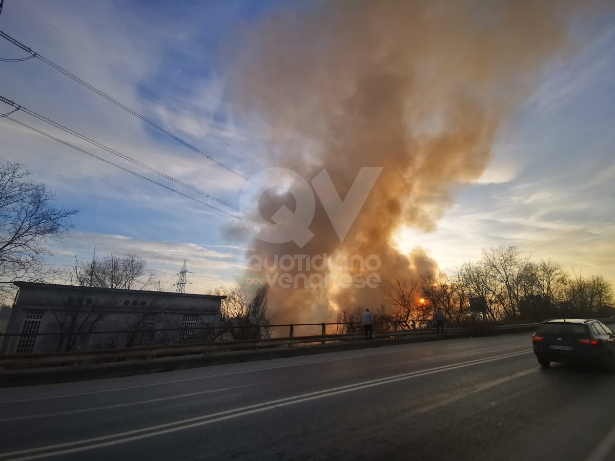 INCENDIO TRA TORINO, SAVONERA E VENARIA - A fuoco dei rifiuti: colonna di fumo visibile a distanza - FOTO