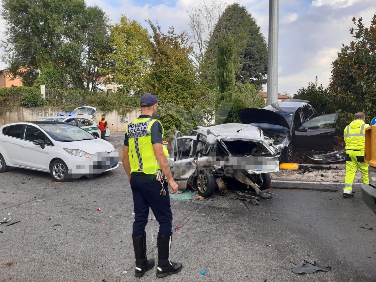 INCIDENTE A RIVOLI - Scontro fra 5 mezzi alla rotatoria: gravissime madre e figlia - FOTO