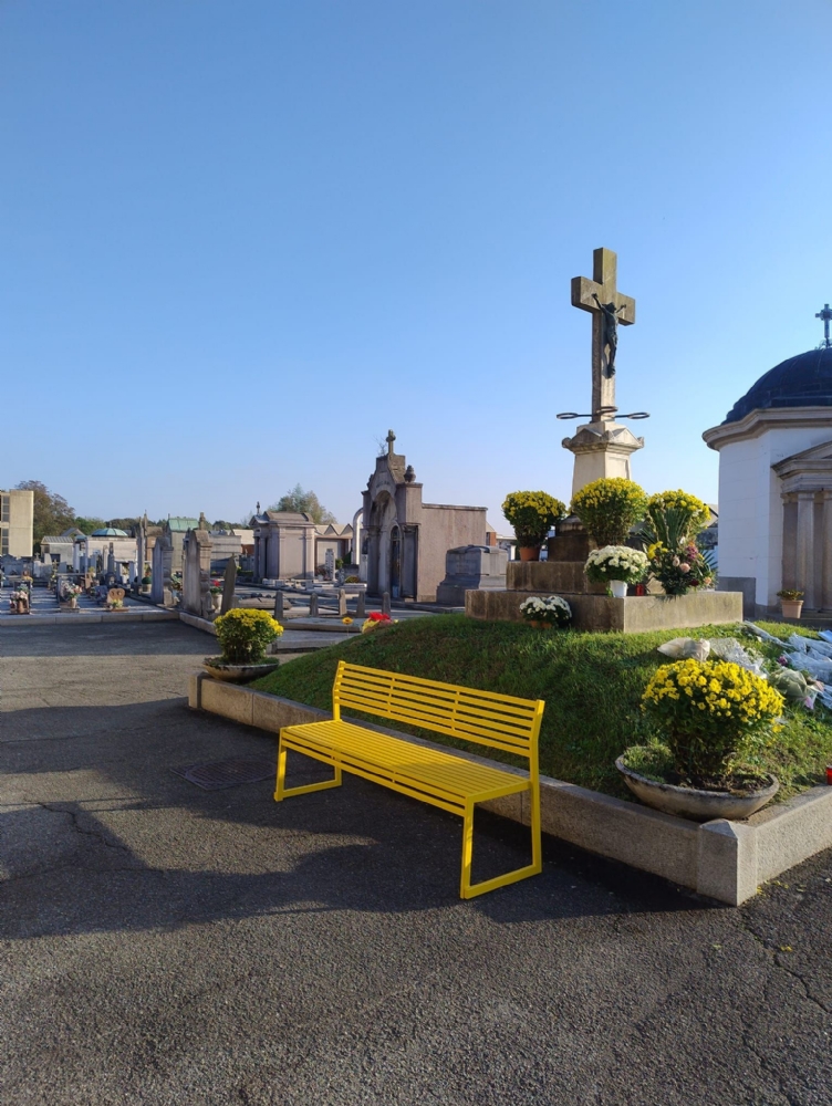 VENARIA - Nei cimiteri della Reale arrivano 32 nuove panchine - FOTO