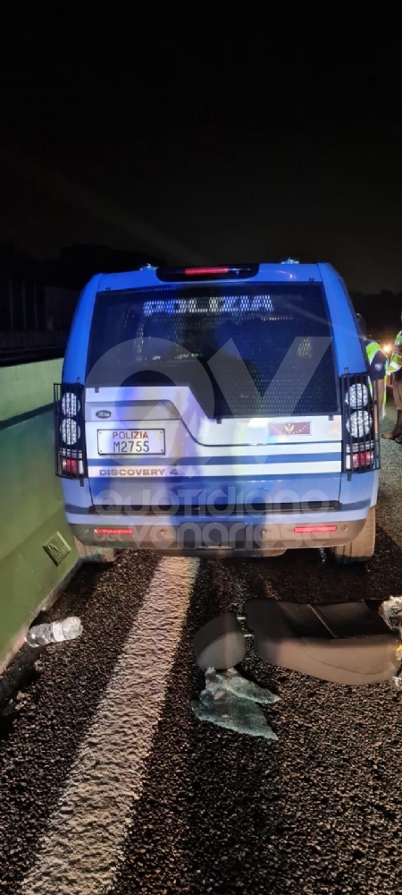 INCIDENTE IN TANGENZIALE TRA TORINO E VENARIA - Pattuglia della polizia colpisce una mucca: 4 feriti e animale morto - FOTO