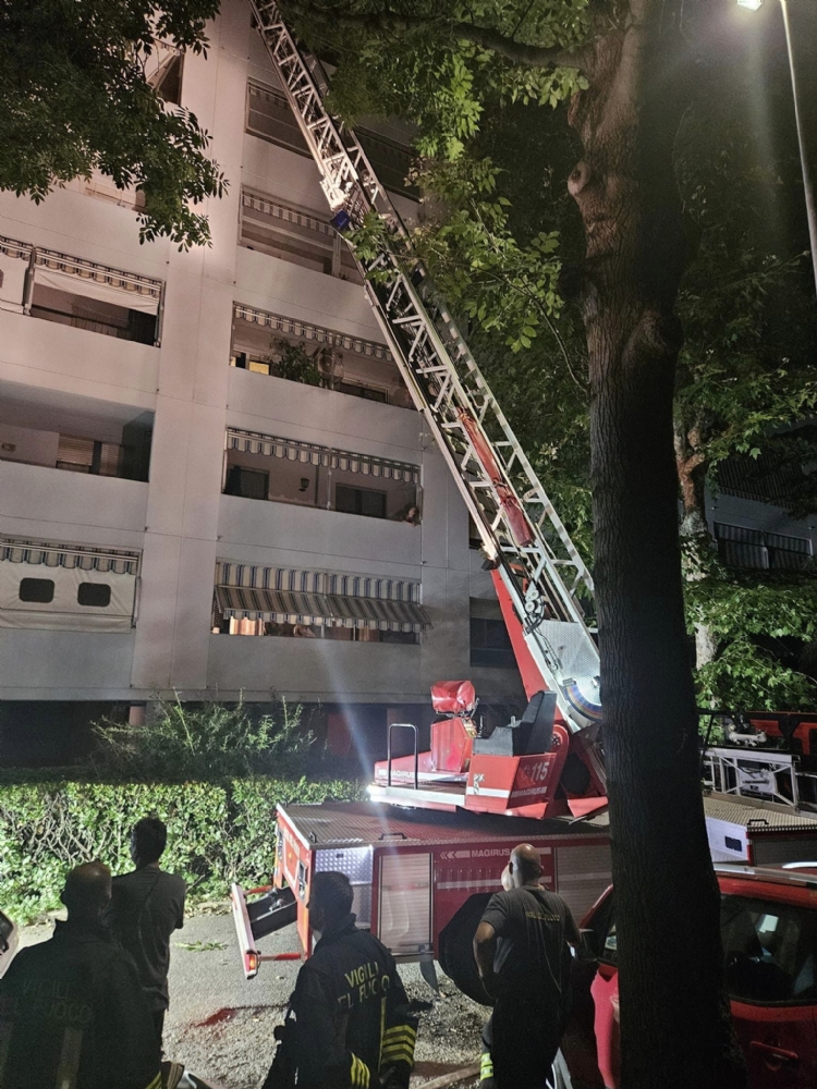 INCENDIO A RIVOLI In via Gatti: alloggio prende fuoco, 25 persone evacuate - FOTO