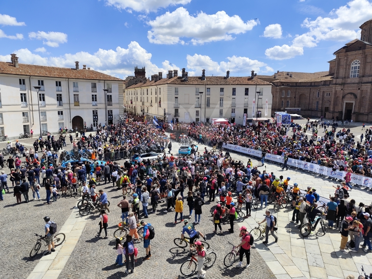 GIRO D'ITALIA A VENARIA - Una grande festa per la «Grande Partenza» - FOTO E VIDEO