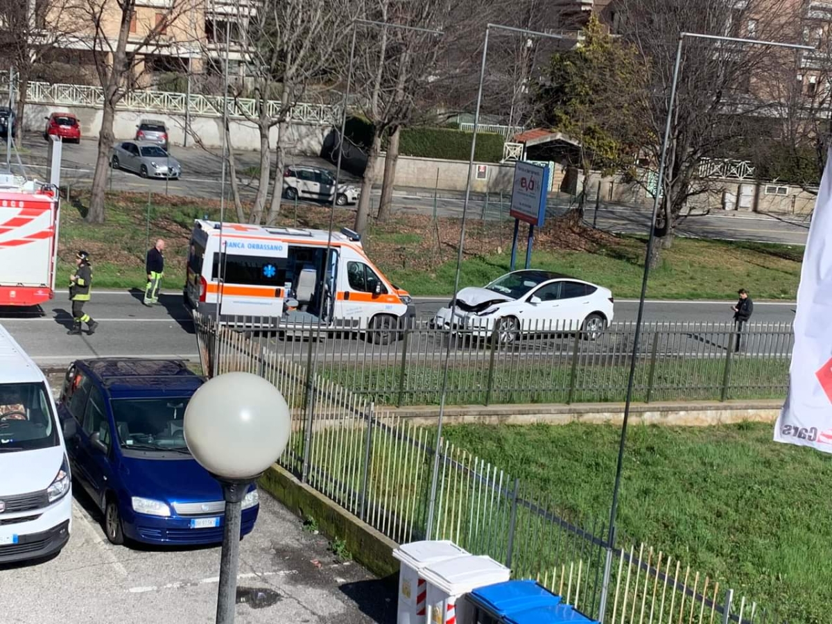 INCIDENTE A RIVOLI - Scontro auto-ambulanza in corso Levi: tre persone ferite - FOTO