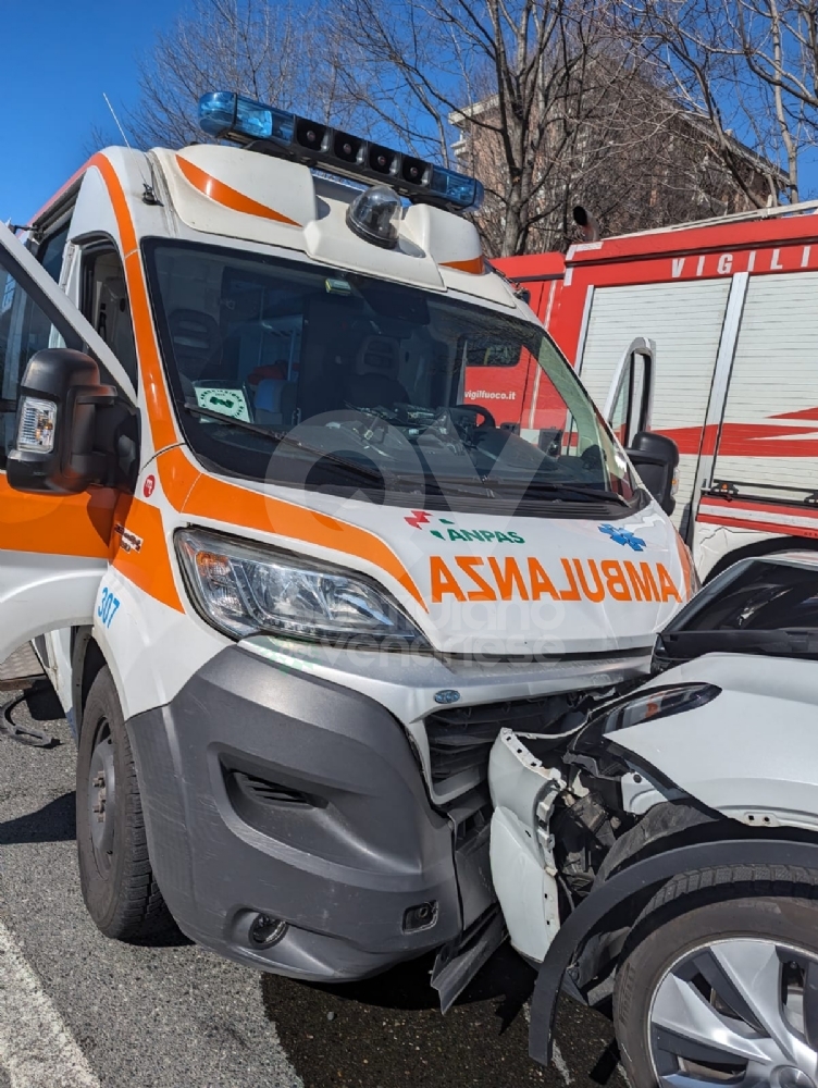 INCIDENTE A RIVOLI - Scontro auto-ambulanza in corso Levi: tre persone ferite - FOTO