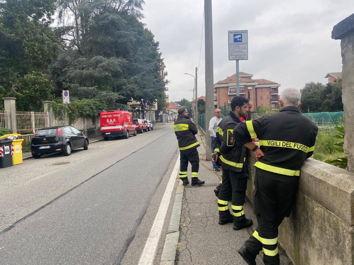 VENARIA - Iniziata la pulizia del canale irriguo di via Mascia Quirino: vigili del fuoco protagonisti - FOTO