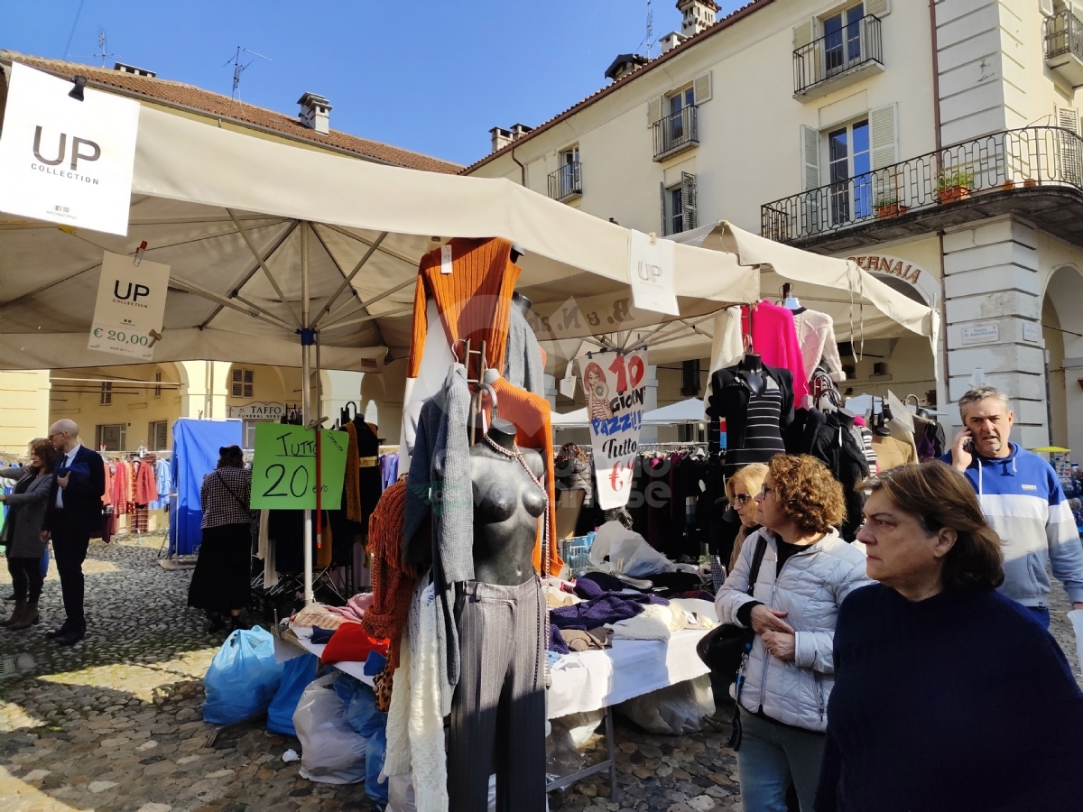 VENARIA - Centro gremito per il mercato del «Crocetta Più in Tour» - FOTO