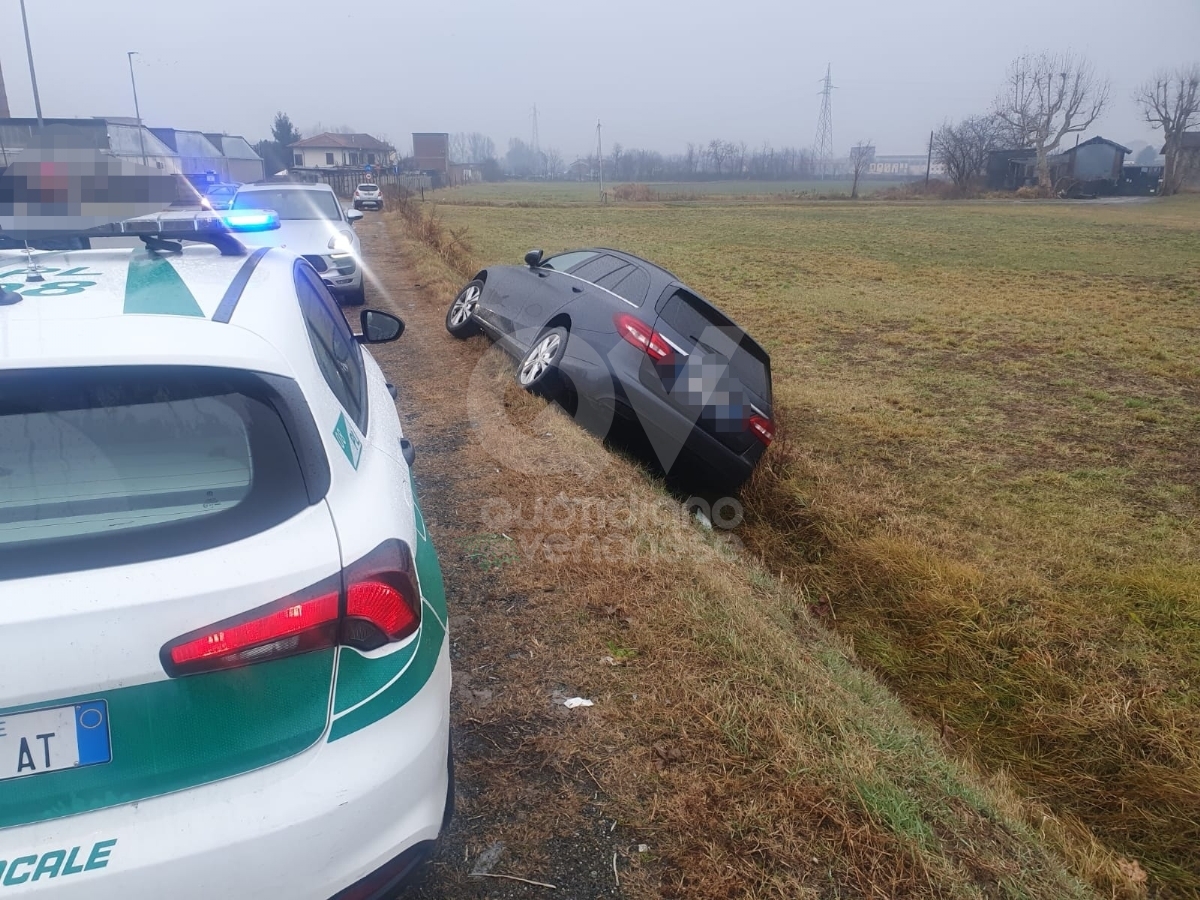 INCIDENTE A VENARIA - Auto esce fuori strada in via Zulian - FOTO