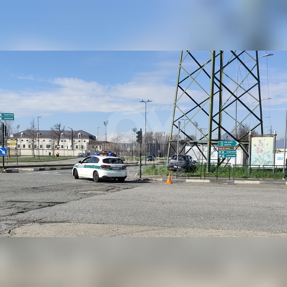 VENARIA-TORINO - INCIDENTE al solito incrocio: auto finisce contro il traliccio dell'alta tensione - FOTO