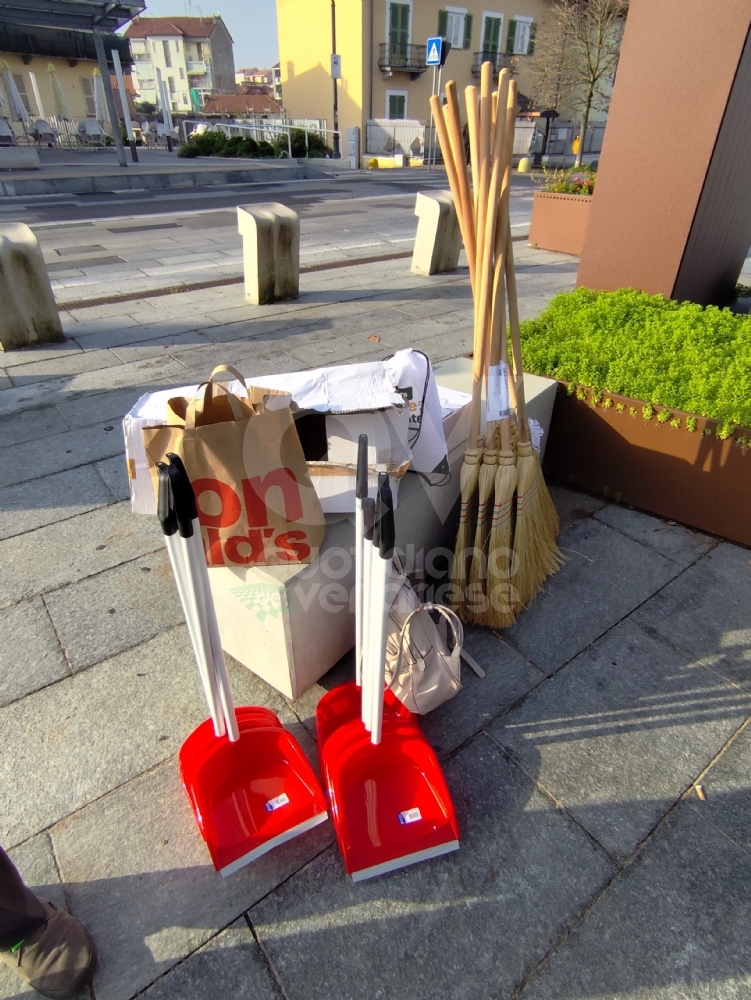 VENARIA - I dipendenti di McDonald’s puliscono il Movicentro, la stazione ferroviaria e «Corona Verde» - FOTO