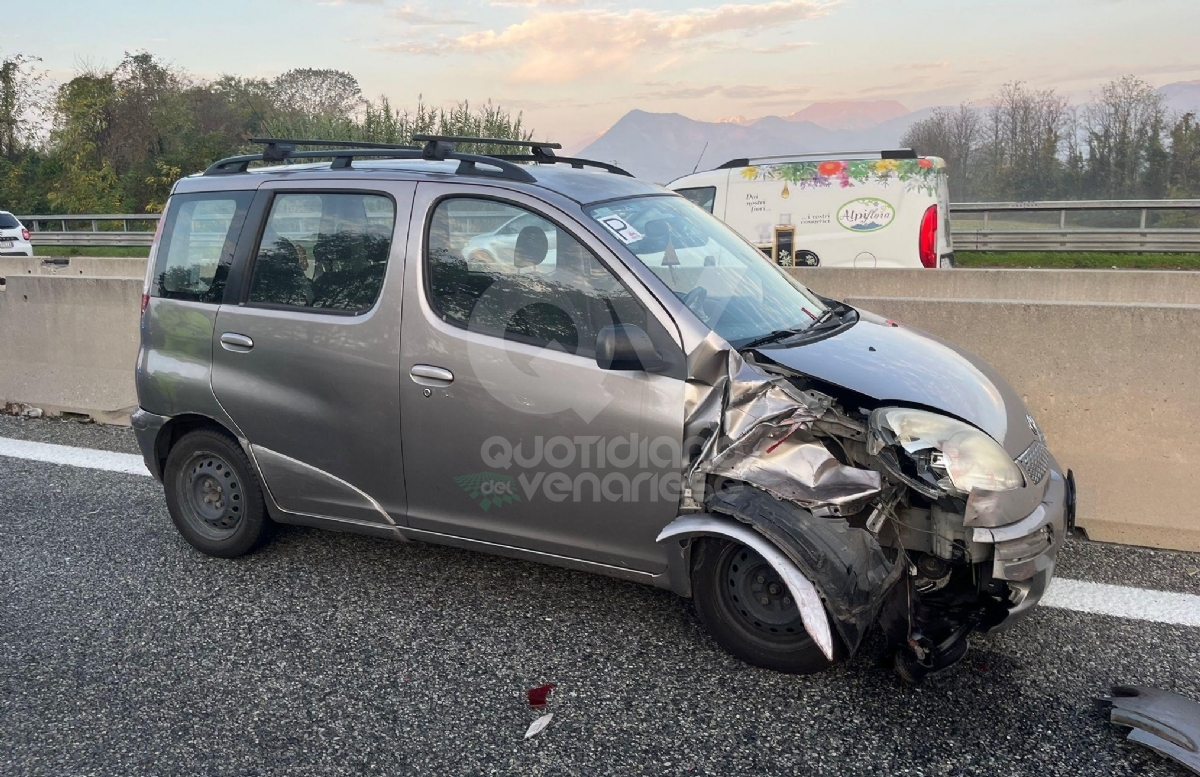 INCIDENTE IN TANGENZIALE A RIVOLI - Tamponamento fra tre auto: code e forti disagi - FOTO