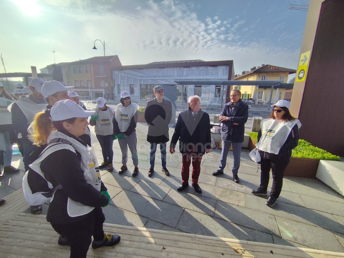 VENARIA - I dipendenti di McDonald’s puliscono il Movicentro, la stazione ferroviaria e «Corona Verde» - FOTO