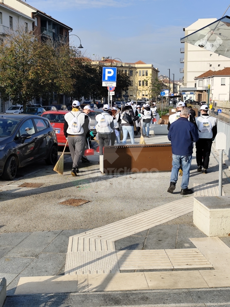 VENARIA - I dipendenti di McDonald’s puliscono il Movicentro, la stazione ferroviaria e «Corona Verde» - FOTO