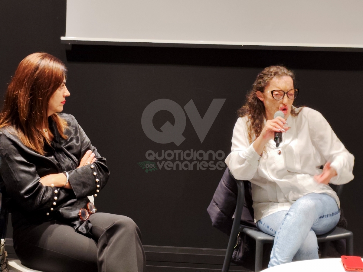 VENARIA - Filomena Lamberti, sfregiata dall'acido dal marito violento: «Donne, studiate e siate indipendenti» - FOTO e VIDEO