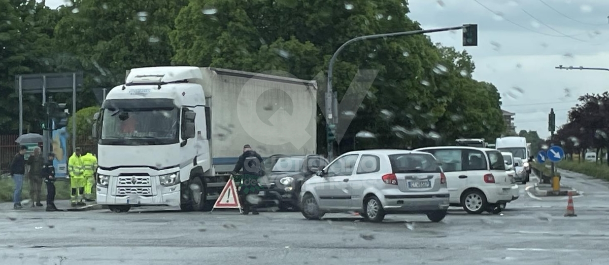 INCIDENTE A VENARIA Sempre all'incrocio tra corso Alessandria e via Druento: un ferito - FOTO