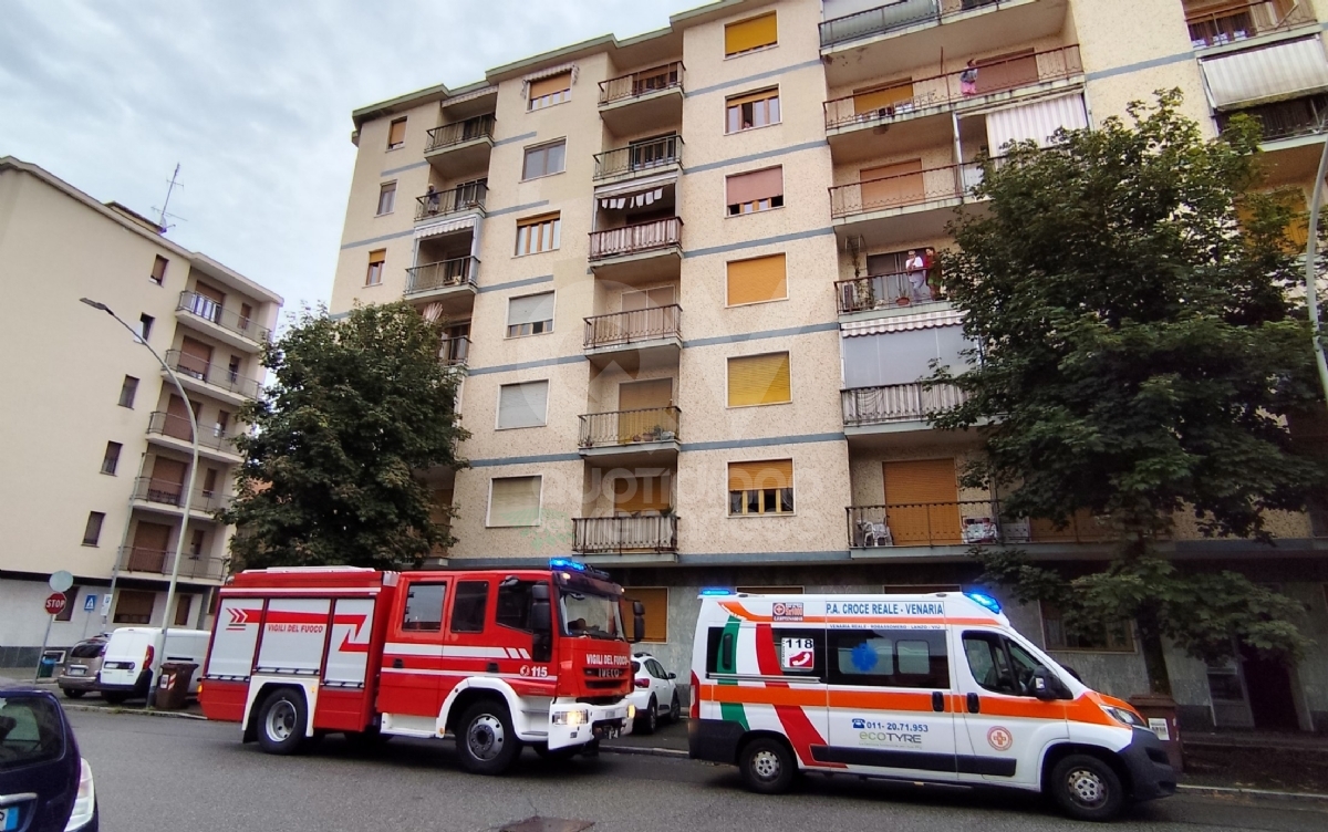 VENARIA - Anziana sola cade in casa: soccorsa da vigili del fuoco e 118 - FOTO