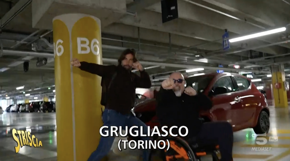 GRUGLIASCO - Sosta abusiva negli spazi per i disabili: al centro commerciale arriva «Striscia» - FOTO