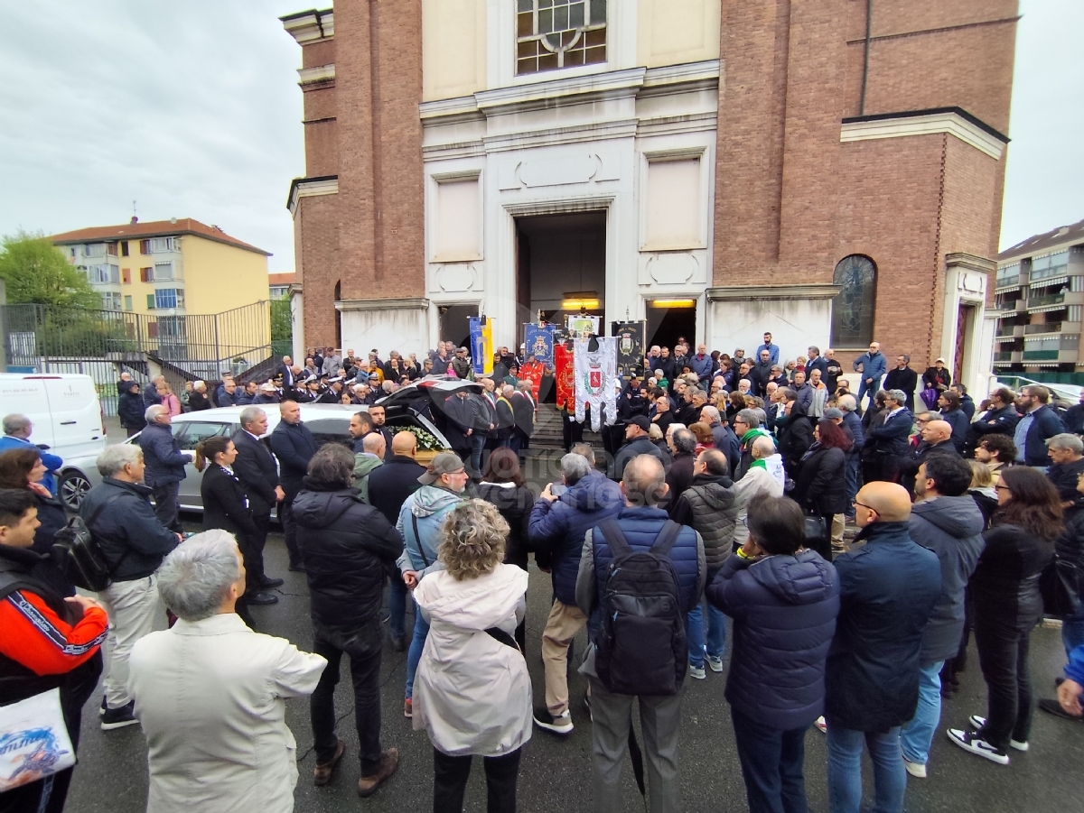 VENARIA - Tutta la città ha detto addio a Roberto Falcone: «Bob, ci mancherai» - FOTO E VIDEO