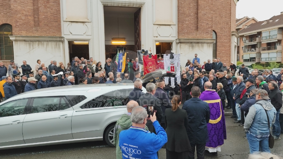 VENARIA - Tutta la città ha detto addio a Roberto Falcone: «Bob, ci mancherai» - FOTO E VIDEO