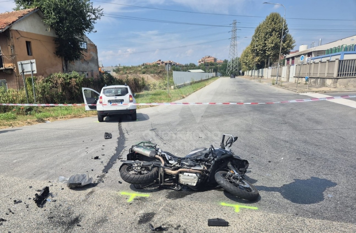 INCIDENTE A VENARIA - Scontro auto-moto: due feriti, centauro in gravi condizioni - FOTO