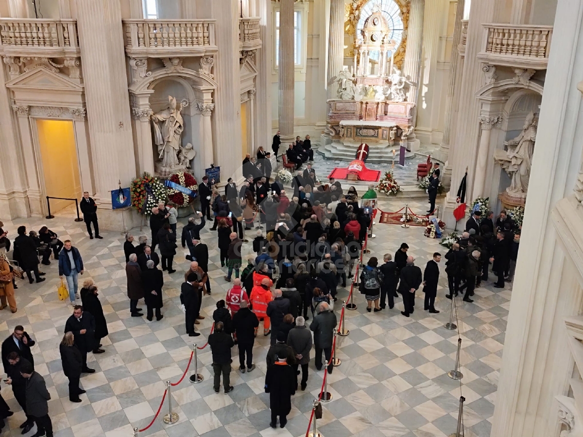 VENARIA - Allestita alla Reggia la camera ardente di Vittorio Emanuele di Savoia - FOTO e VIDEO