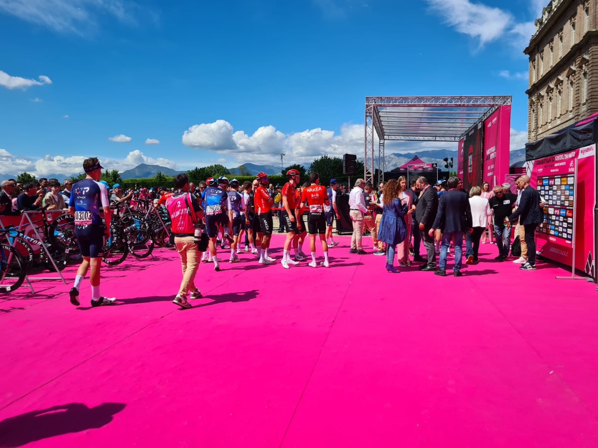 GIRO D'ITALIA A VENARIA - La tappa vinta dall’ecuadoregno Narvaez. Secondo Pogacar - FOTO