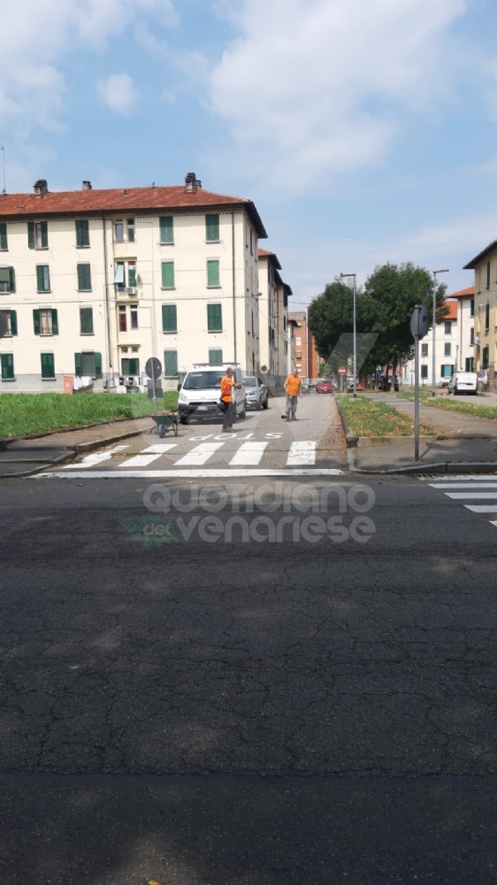 VENARIA - Il grande lavoro dei cantieristi: estirpano le erbacce, tinteggiano le aule e puliscono le aiuole - FOTO