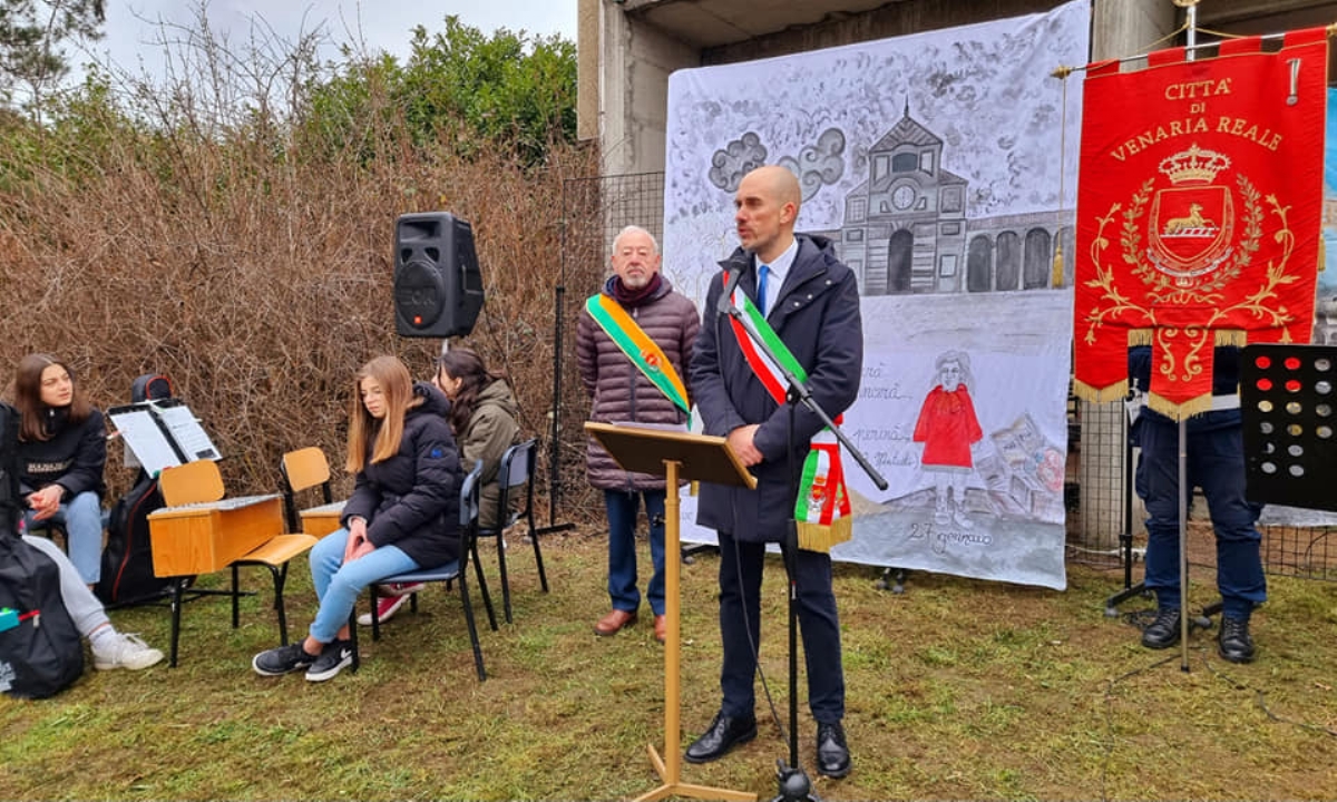 VENARIA - Giorno della Memoria: piantato un ulivo nella scuola Don Milani - FOTO