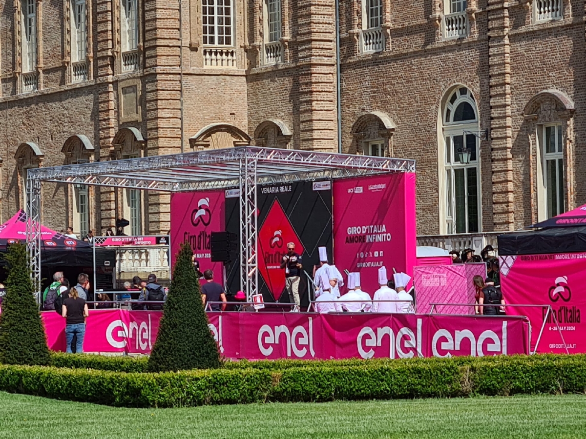 GIRO D'ITALIA A VENARIA - La tappa vinta dall’ecuadoregno Narvaez. Secondo Pogacar - FOTO