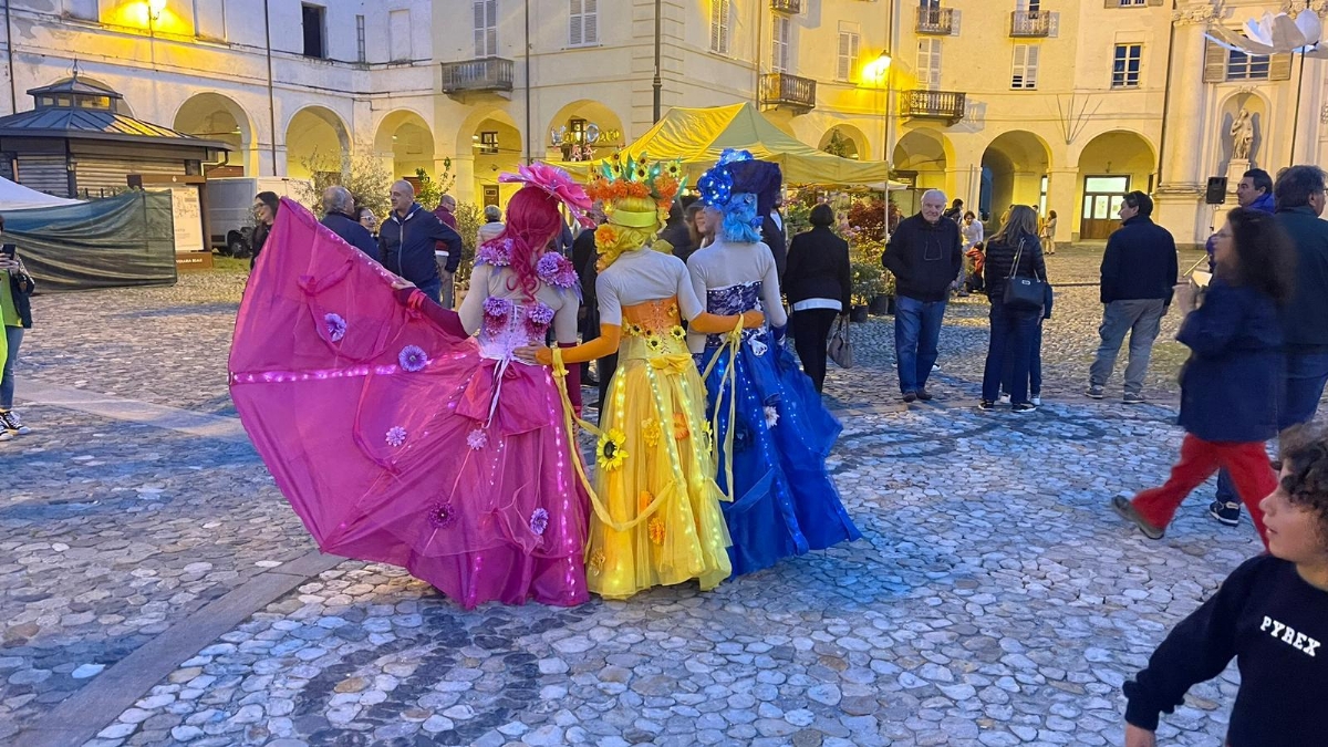 VENARIA - Bagno di folla per la ventesima edizione della «Festa delle Rose» - FOTO