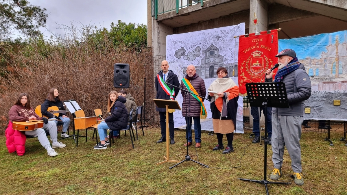 VENARIA - Giorno della Memoria: piantato un ulivo nella scuola Don Milani - FOTO